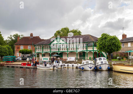 Boat House sur la rivière Avon à Stratford-upon-Avon dans le Warwickshire. Banque D'Images