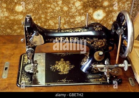 Ménage, couture, machine à coudre Pfaff, avec ornements dorés, année de fabrication: 1922, droits additionnels-Clearences-non disponible Banque D'Images