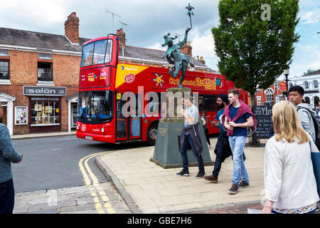 Hop on Hop off Bus près de la Statue de farceur sur Winsor St, Stratford upon Avon. Banque D'Images