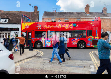 Hop on Hop off Bus près de la Statue de farceur sur Winsor St, Stratford upon Avon. Banque D'Images