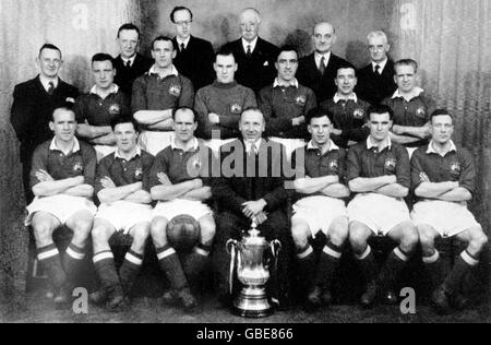 Équipe gagnante de la coupe FA de Manchester United : John Anderson, Allenby Chilton, Jack Crompton, John Aston, Henry Cockburn, ? ; (première ligne, l-r) Jimmy Delaney, Johnny Morris, Johnny Carey, gestionnaire Matt Busby, Jack Rowley, Stan Pearson, Charlie Mitten Banque D'Images