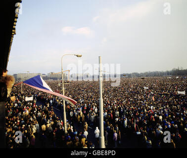 Géographie / Voyage, pays, Tchécoslovaquie, Prague, foule 30 minutes avant le début de la réunion, 25.11.1989, droits additionnels-Clearences-non disponible Banque D'Images