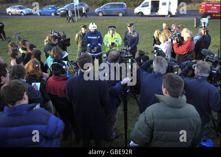 Un communiqué de presse est lu par Rod Hammerton (à gauche), officier de secours et d'incendie du pays de Galles du Sud, commandant de la division de police Bridgend Tim Jones (au centre) et Andy Nasmith, capitaine du groupe RAF,Sur les lieux de la région de Porthcawl, dans le sud du pays de Galles, où jusqu'à quatre personnes ont été redoutées mortes lors d'une collision à mi-vol près d'une réserve naturelle. Banque D'Images