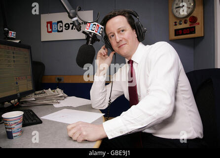 Le chef conservateur David Cameron lors d'une interview sur le petit-déjeuner de LBC 97.3 avec Nick Ferrari, à Global radio à Leicester Square, dans le centre de Londres. Banque D'Images