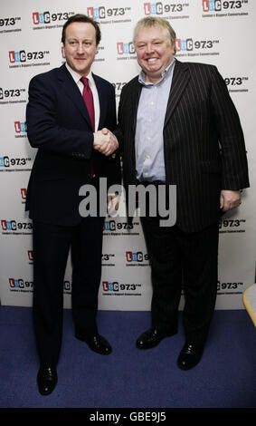 Le chef conservateur David Cameron (à gauche) après une interview sur le petit-déjeuner de LBC 97.3 avec Nick Ferrari (à droite), à Global radio à Leicester Square, dans le centre de Londres. Banque D'Images