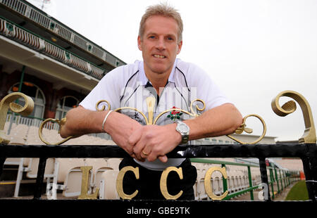 Peter Moores, entraîneur en chef du New Lancashire County Cricket Club, après la conférence de presse au Old Trafford Cricket Ground, Manchester. Banque D'Images