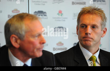 Peter Moores (à droite), entraîneur-chef du New Lancashire County Cricket Club, aux côtés du directeur général Jim Cumbes, lors de la conférence de presse au Old Trafford Cricket Ground, à Manchester. Banque D'Images