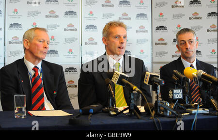 Peter Moores (au centre) est dévoilé en tant que nouvel entraîneur en chef du club de cricket du comté de Lancashire, aux côtés du directeur général Jim Cumbes et du directeur du cricket Mike Watkinson (à droite) lors de la conférence de presse au terrain de cricket d'Old Trafford, à Manchester. Banque D'Images