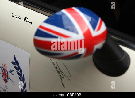 Les signatures du Premier ministre Gordon Brown (à gauche) et du champion de Formule 1 Lewis Hamilton sur un Mini en aide à la British Forces Foundation, à l'extérieur du 10 Downing Street, Londres. Banque D'Images