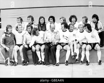 L'Allemagne de l'Ouest fête avec la coupe du monde après leur victoire de 2-1: (Back row, l-r) Horst Hottges, Sepp Maier, Heinz Flohe, Gerd Muller,Jurgen Grabowski, Paul Breitner, Georg Schwarzenbeck, Bernd Cullman ; (première rangée,l-r) Norbert Nigbur, Uli Hoeness, Jupp Heynckes, Rainer Bonhof, entraîneur Helmut Schon,Franz Beckenbauer, Bernd Holzenbein, Berti Vogts, Wolfgang Overath Banque D'Images