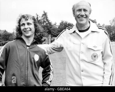 Football - coupe du monde Allemagne de l'Ouest 1974.L'entraîneur de l'Allemagne de l'Ouest Helmut Schon (r) avec Bernd Holzenbein (l) au camp d'entraînement de l'équipe à Malente Banque D'Images