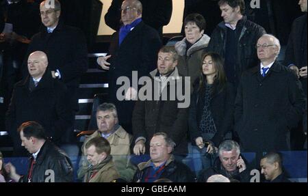 Guus Hiddink, nouvel entraîneur-chef temporaire de Chelsea, avec le directeur du club Peter Kenyon (à gauche), le propriétaire Roman Abramovich (au centre) et sa petite amie Daria Zhukova, et le président Bruce Buck (à droite). Banque D'Images