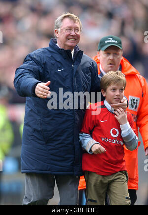 Sir Alex Ferguson, le heureux directeur de Manchester United, est à la fin Du match avec son petit-fils Jake Banque D'Images