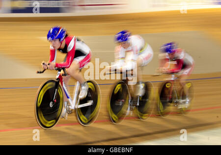 Katie Colclough (à gauche) dirige JO Rowsell et Lizzie Armitstead de l'équipe de Grande-Bretagne 100%Me, qui ont fixé le temps le plus rapide pour se qualifier pour les finales de l'équipe féminine Pursuitat au Ballerup Super Arena, Copenhague. Banque D'Images