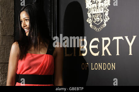 Freida Pinto assiste à une séance photo pour célébrer la réouverture du magasin Liberty à Great Marlborough Street, dans le centre de Londres. Banque D'Images