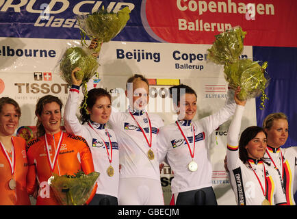 Lizzie Armitstead en Grande-Bretagne (à droite), Katie Colclough (à gauche) et JO Rowsell avec les médailles d'or qu'ils ont remportées dans la course de l'équipe Womens à la Ballerup Super Arena, Copenhague. Banque D'Images