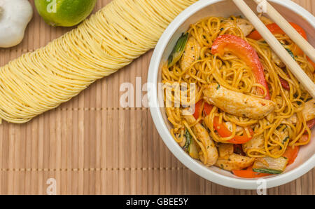 Chow mein au poulet chinois, Bok choy et de poivron rouge Banque D'Images