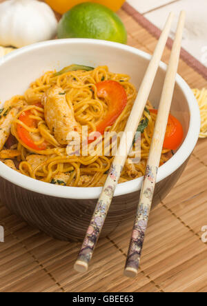 Chow mein au poulet chinois, Bok choy et de poivron rouge Banque D'Images