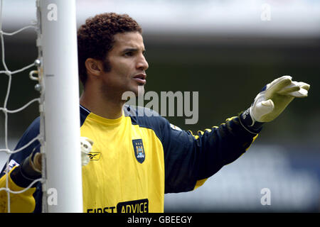 Football - FA Barclaycard Premiership - Tottenham Hotspur / Manchester City.David James, gardien de but de Manchester City, communique avec ses coéquipiers Banque D'Images