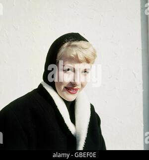 Mode, années 1950, mode pour femmes, collection hiver, femme portant un foulard noir et un manteau noir avec col en fourrure blanc, droits supplémentaires-Clearences-non disponible Banque D'Images