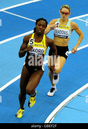 Marilyn Okoro, en Grande-Bretagne, termine la première fois, suivie de Jenny Meadows, en Grande-Bretagne, dans le 800m féminin, lors du Grand Prix AVIVA à la National Indoor Arena, Birmingham. Banque D'Images