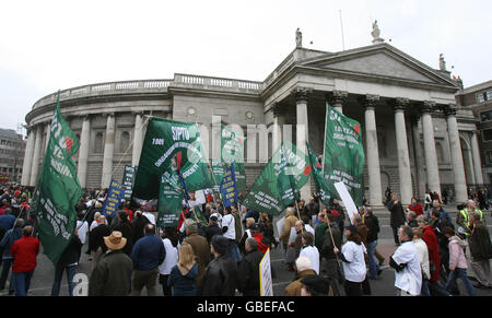 Des milliers de travailleurs du secteur public défont aujourd'hui le Trinity College de Dublin pour démontrer la gestion de la récession par le gouvernement. Banque D'Images