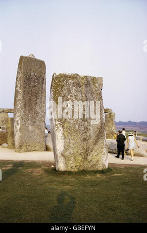 Géographie / voyage, Grande-Bretagne, Angleterre, Stonehenge, Comté de Wiltshire, lieu de culte de l'âge de bronze, errected: Vers 2800 - 1600 av. J.-C., partie du cercle de pierre, 20e siècle, historique, historique, années 1970, 70, cercles de pierre, lieux de culte, en usage depuis le 3ème siècle avant J.-C., mégalith, culture mégalithique, trilithique, trilithique, trilithique, Site d'observation astronomique, observations, astronomie, site du patrimoine culturel mondial de l'UNESCO / sites, monde antique, religion, mythe, Europe occidentale, peuple, monde antique, droits additionnels-Clearences-non disponible Banque D'Images