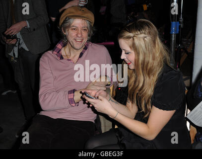 Sir Bob Geldof (à gauche) et sa fille Peaches Geldof pendant le spectacle de Luella à la London Fashion week. Banque D'Images