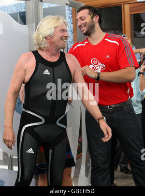 Ian Thorpe (à droite) ajoute la touche finale à la combinaison de natation Sir Richard Branson lorsqu'il ouvre officiellement le gymnase Virgin Active à Sydney, en Australie, en participant à une course de natation où son équipe Virgin Atlantic se disputait contre une équipe olympique australienne. Banque D'Images