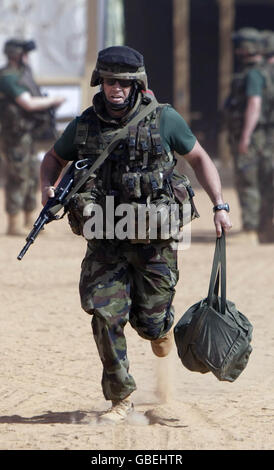 Les soldats irlandais répètent des exercices d'entraînement au camp de Caira dans la région de Goz Beida au Tchad où les troupes irlandaises effectuent une mission de maintien de la paix EUFOR. Banque D'Images
