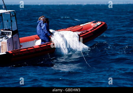 AJAXNETPHOTO.1986. FREMANTLE, AUSTRALIE. - AMERICA'S CUP - RÉCUPÉRER UN SPINNAKER DE BLANC CRUSADER K-24 (GB) LORS DES ESSAIS D'ÉLIMINATION CHALLENGER, GAGE ROADS. PHOTO:JONATHAN EASTLAND/AJAX REF:864891 HDD YAR Banque D'Images