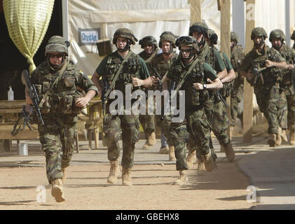 Les soldats irlandais répètent des exercices d'entraînement au camp de Caira dans la région de Goz Beida au Tchad où les troupes irlandaises effectuent une mission de maintien de la paix EUFOR. Banque D'Images