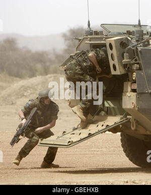 Les soldats irlandais répètent des exercices d'entraînement au camp de Caira dans la région de Goz Beida au Tchad où les troupes irlandaises effectuent une mission de maintien de la paix EUFOR. Banque D'Images
