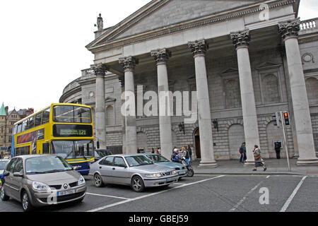 Vue de face du siège de la Banque d'Irlande sur College Green, Dublin.Une famille avec un jeune enfant a été prise en otage lors d'un enlèvement de tigres d'une nuit alors qu'un gang armé a forcé un travailleur de la Banque d'Irlande à se rendre dans ses bureaux de College Green pour remettre de l'argent. Banque D'Images