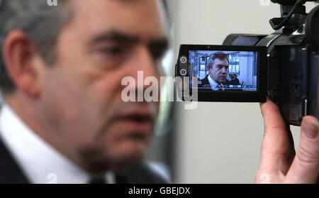 Le Premier ministre Gordon Brown s'adresse aux médias lors d'une visite au nouveau centre de soins du cancer de l'hôpital Churchill, à Headington, à Oxford. Banque D'Images