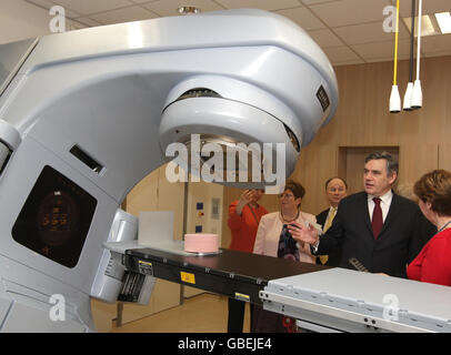 Le Premier ministre Gordon Brown (à droite) a présenté un nouvel accélérateur linéaire, utilisé dans le traitement des patients atteints de cancer, lors d'une visite au nouveau Centre de soins du cancer de l'hôpital Churchill, à Headington, à Oxford. Banque D'Images