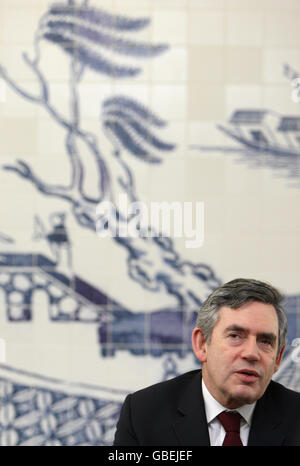 Le Premier ministre Gordon Brown lors d'une visite au nouveau centre de soins du cancer de l'hôpital Churchill, à Headington, à Oxford. Banque D'Images