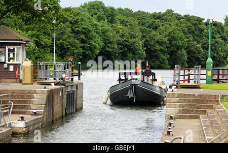 Une barge attendent d'entrer Boveney verrou sur la Tamise en Angleterre Banque D'Images