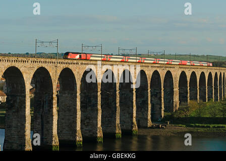 Train interurbain de voyageurs voyageant sur le viaduc de chemin de fer construite par Robert Stevenson à Berwick-upon-Tweed, England, UK Banque D'Images