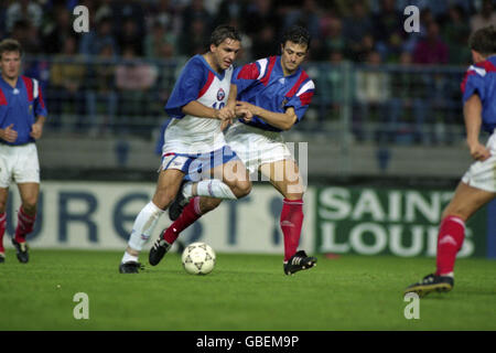 FOOTBALL DE LA COUPE DU MONDE.G-D : SIOURAN, CEI.ALAIN ROCHE, FRANCE Banque D'Images