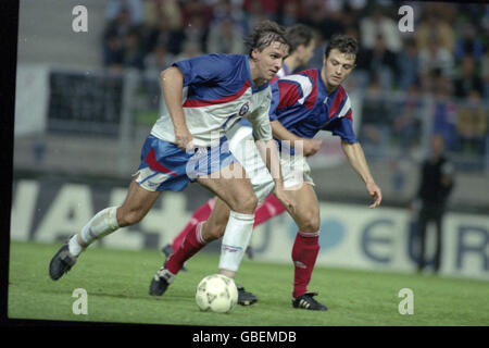 FOOTBALL DE LA COUPE DU MONDE.G-D : SIOURAN, CEI.ALAIN ROCHE, FRANCE Banque D'Images