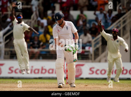 Cricket - Premier test - quatrième jour - Antilles / Angleterre - Sabina Park - Kingston - Jamaïque.Andrew Flintox, de l'Angleterre, est animé par Fidel Edwards, des Indes occidentales, lors du premier test à Sabina Park, à Kingston, en Jamaïque. Banque D'Images
