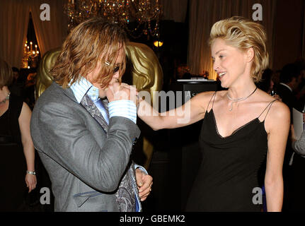 Mickey Rourke (à gauche) et Sharon Stone arrivent à la fête des nominés des Orange British Academy film Awards à Asprey, dans Bond Street, dans le centre de Londres. Banque D'Images