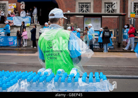 Manning la gare d'eau au Marathon de Londres 2010 Banque D'Images