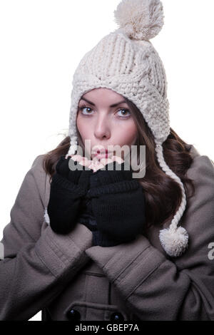 Gros plan d'un mannequin portant un manteau d'hiver, en laine tricotée, gants et une crème bobble hat. Banque D'Images