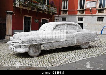 Cadillac, sculpture, marbre, Carrare, Province de Arezzo, Toscane, Italie Banque D'Images