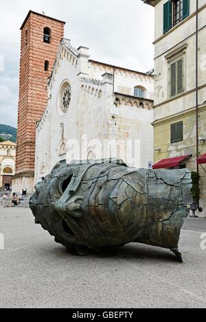 Sculpture, sculpteur, Igor Mitoraj, place de la cathédrale, Pietrasanta, Province de Lucca, Toscane, Italie Banque D'Images