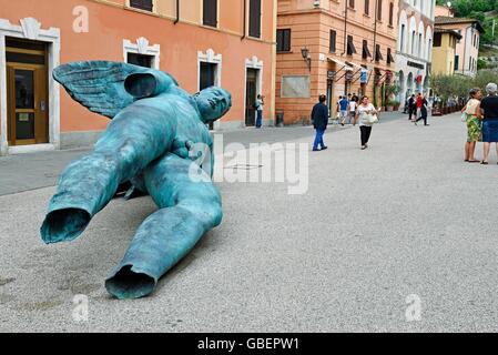Sculpture, sculpteur, Igor Mitoraj, place de la cathédrale, Pietrasanta, Province de Lucca, Toscane, Italie Banque D'Images