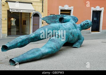Sculpture, sculpteur, Igor Mitoraj, place de la cathédrale, Pietrasanta, Province de Lucca, Toscane, Italie Banque D'Images
