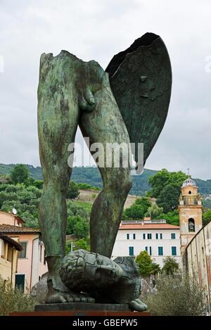 Sculpture, sculpteur, Igor Mitoraj, place de la cathédrale, Pietrasanta, Province de Lucca, Toscane, Italie Banque D'Images